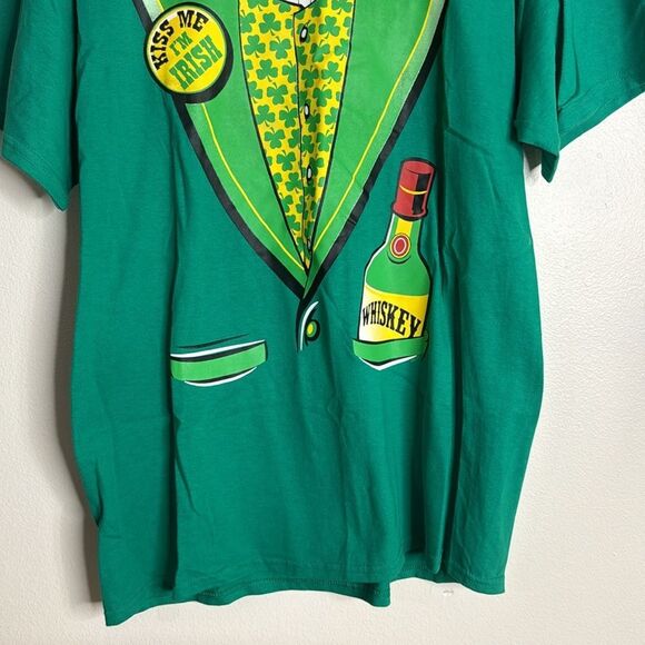 Kiss me I’m Irish tuxedo green st pattys day festive T-shirt size large - Picture 3 of 9